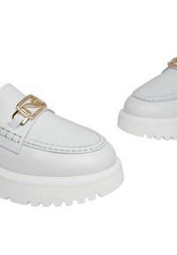 Mocassini in pelle bianca con accentuazione a fibbia dorata, dettagli cuciti e una suola spessa bianca texturizzata con scanalature per una migliore aderenza.