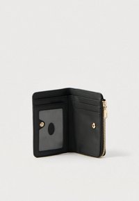 Crna kožna novčanika s zlatnim metalnim detaljima, zatvaranjem na patentni zatvarač, prozirnim držačem za osobnu iskaznicu i više pretinaca za kartice. Glatka tekstura i minimalistički dizajn.
