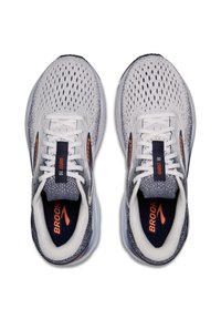 Scarpe da ginnastica bianche con tomaia in rete, accenti blu navy e un design a motivi. Presentano lacci e una soletta imbottita. Etichetta "Brooks Ghost 16".