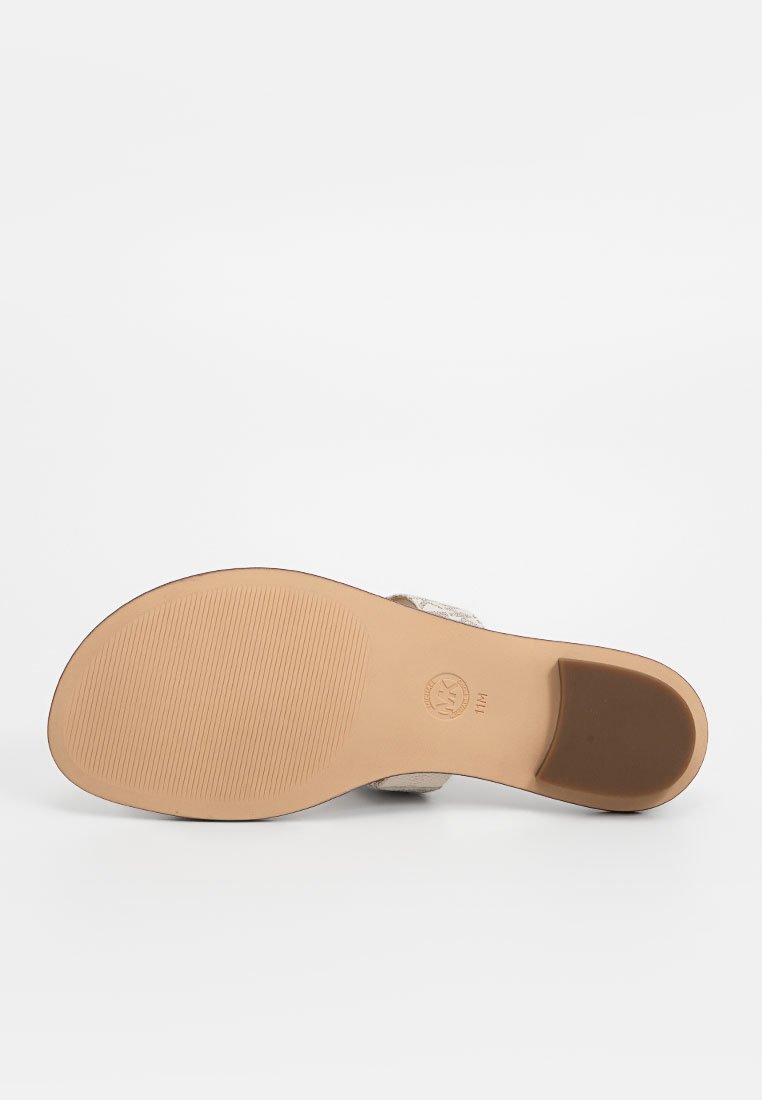 Sole di sandalo beige con area delle dita strutturata, arco liscio e impugnatura in gomma marrone sul tallone, numero 11W, su sfondo bianco.
