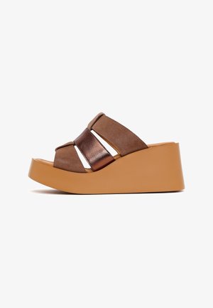 Sandale compensée avec semelle plateforme beige, deux brides en daim marron et une bride métallique bronze sur le dessus.