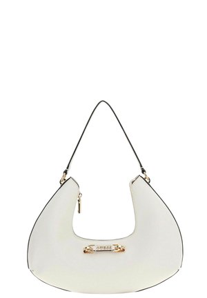 Sac à main blanc en forme de croissant avec bordure noire, une seule bandoulière et plaque logo GUESS dorée au centre avant.