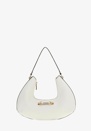 Sac à main blanc en forme de croissant avec bordure noire, une seule bandoulière et plaque logo GUESS dorée au centre avant.