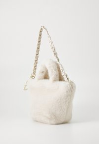 Sac à main en fausse fourrure de couleur blanc cassé avec une bandoulière en cuir synthétique tressé, équipé de deux courtes poignées et d'accents en métal doré.