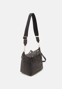 Czarna prostokątna torebka ze dwoma krótkimi uchwytami i jedną regulowaną, szeroką rączką na ramię, złoty zamek błyskawiczny i elementy metalowe, stojąca na białym tle.