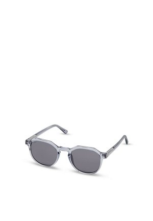 Sonnenbrille mit transparentem grauem Kunststoffrahmen und runden dunklen Gläsern, leicht schräg auf weißem Hintergrund.