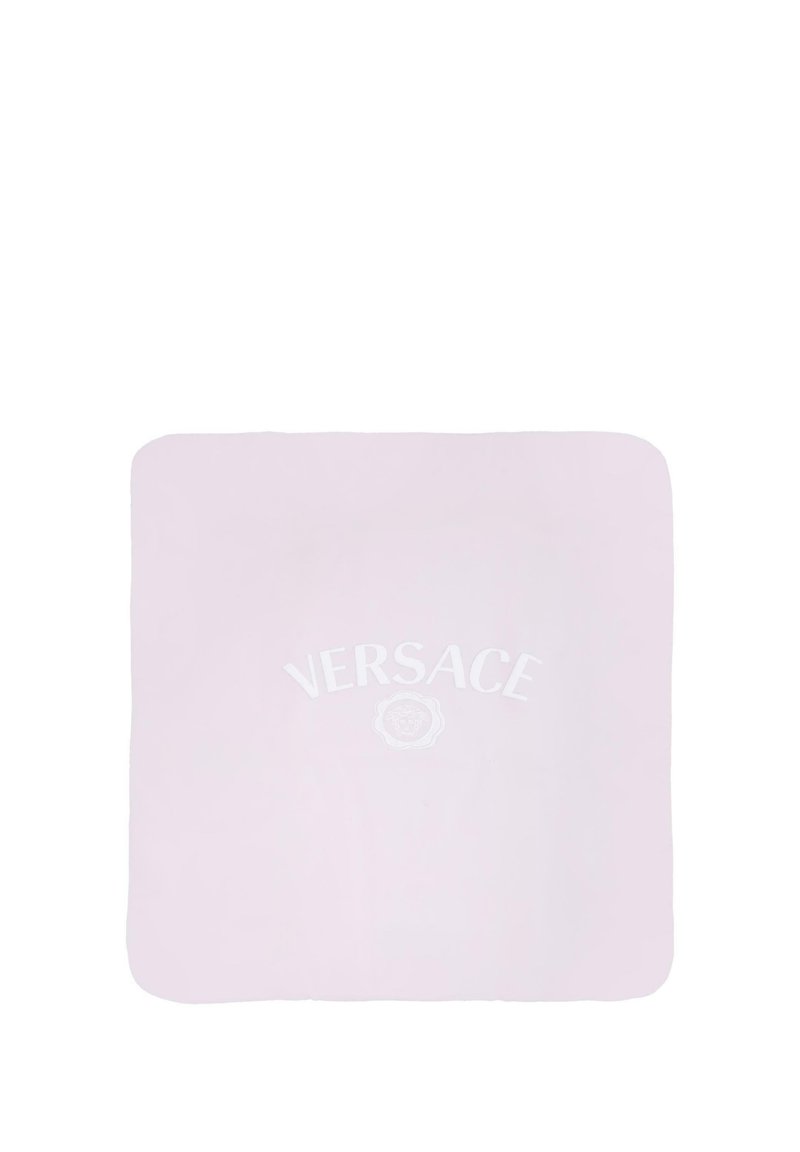 Różowy bawełniany koc z białym logo i emblematem "Versace" na środku. Kwadratowy kształt z zaokrąglonymi rogami, gładka faktura.
