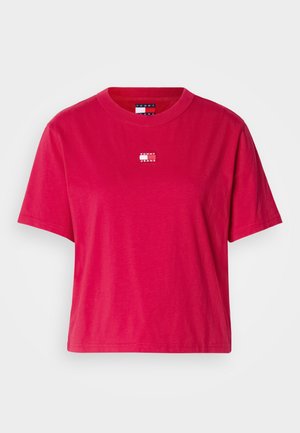 Kortermet, rundhals t-skjorte i lys rosa bomull med en liten hvit logo sentrert på brystet. Glatt tekstur med en avslappet passform.