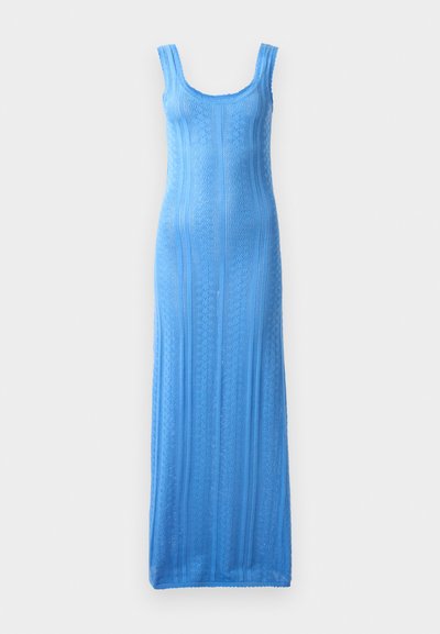 Vestido maxi de malha azul claro com decote arredondado, alças finas e riscas verticais texturizadas; silhueta ajustada que se estende até a bainha.