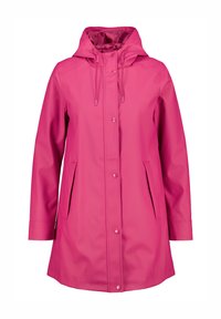 Roze regenjas gemaakt van waterdicht materiaal, met een capuchon, twee zijzakken, drukknoopsluitingen en een gladde textuur.