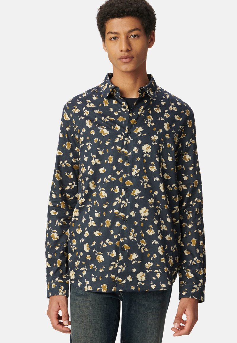 Camicia floreale blu navy con piccoli fiori bianchi e dorati, design con bottoni, maniche lunghe e colletto classico. Tessuto leggero.