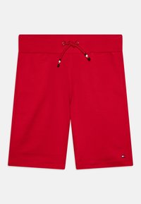 Røde atletiske shorts med ribbet talje og justerbar snor. Indeholder sidelommer og et logo-patch på den nederste søm.