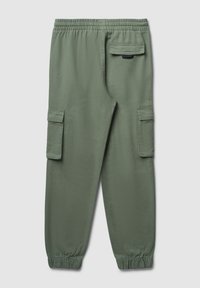 Zielone spodnie cargo wykonane z miękkiego materiału, z elastycznym pasem, bocznymi kieszeniami oraz elastycznymi ściągaczami przy kostkach.