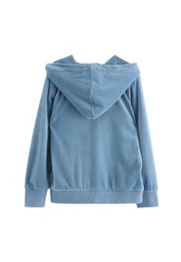Blød blå fleece-hoodie med en kængurulomme og hætte med snor. Har ribbede manchetter og kant, glat tekstur og ingen synlige mønstre.