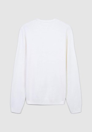 Biały sweter z długim rękawem i okrągłym dekoltem, wykonany z miękkiego materiału. Posiada ściągacze przy mankietach i u dołu, o gładkiej, lekkiej fakturze.