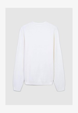 Maglione bianco a maniche lunghe con collo rotondo, realizzato in tessuto morbido. Presenta polsini e orlo a costine, con una texture liscia e leggera.