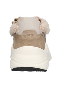 Sneakers z beżową zamszową cholewką i jasnoszarym skórzanym wykończeniem, z miękkimi akcentami na pięcie oraz białą podeszwą z teksturowaną czarną podeszwą zewnętrzną.