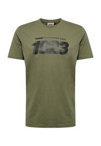Oliwkowa bawełniana koszulka z krótkim rękawem, z wyraźnym czarnym nadrukiem "hummel SPORTSWEAR SINCE 1923" na klatce piersiowej.