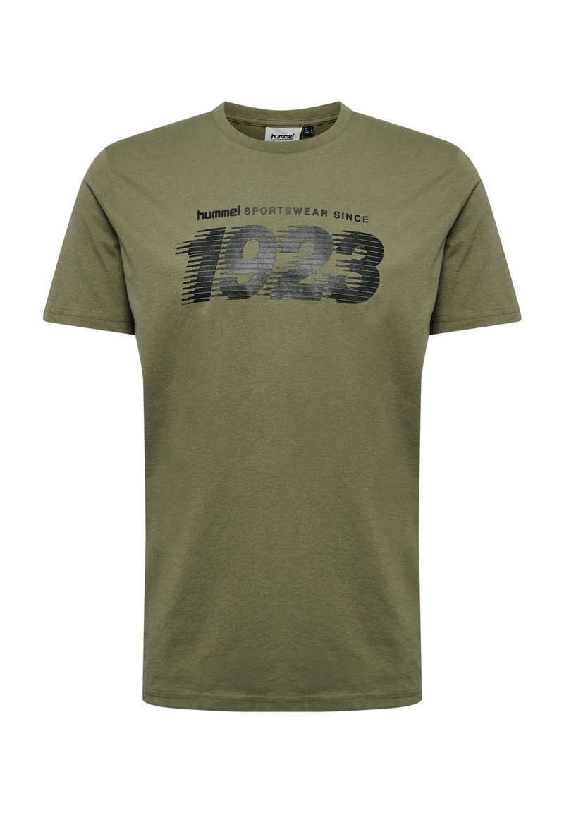 Oliwkowa bawełniana koszulka z krótkim rękawem, z wyraźnym czarnym nadrukiem "hummel SPORTSWEAR SINCE 1923" na klatce piersiowej.