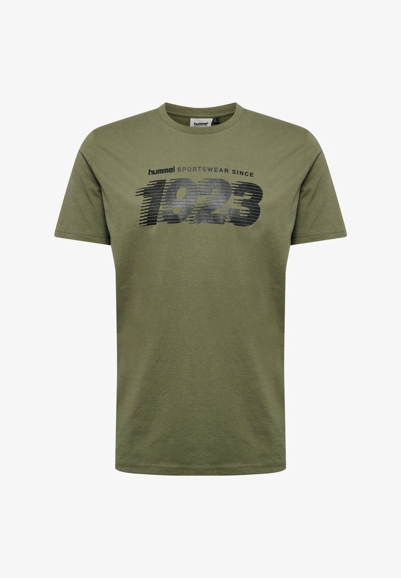Oliwkowa bawełniana koszulka z krótkim rękawem, z wyraźnym czarnym nadrukiem "hummel SPORTSWEAR SINCE 1923" na klatce piersiowej.