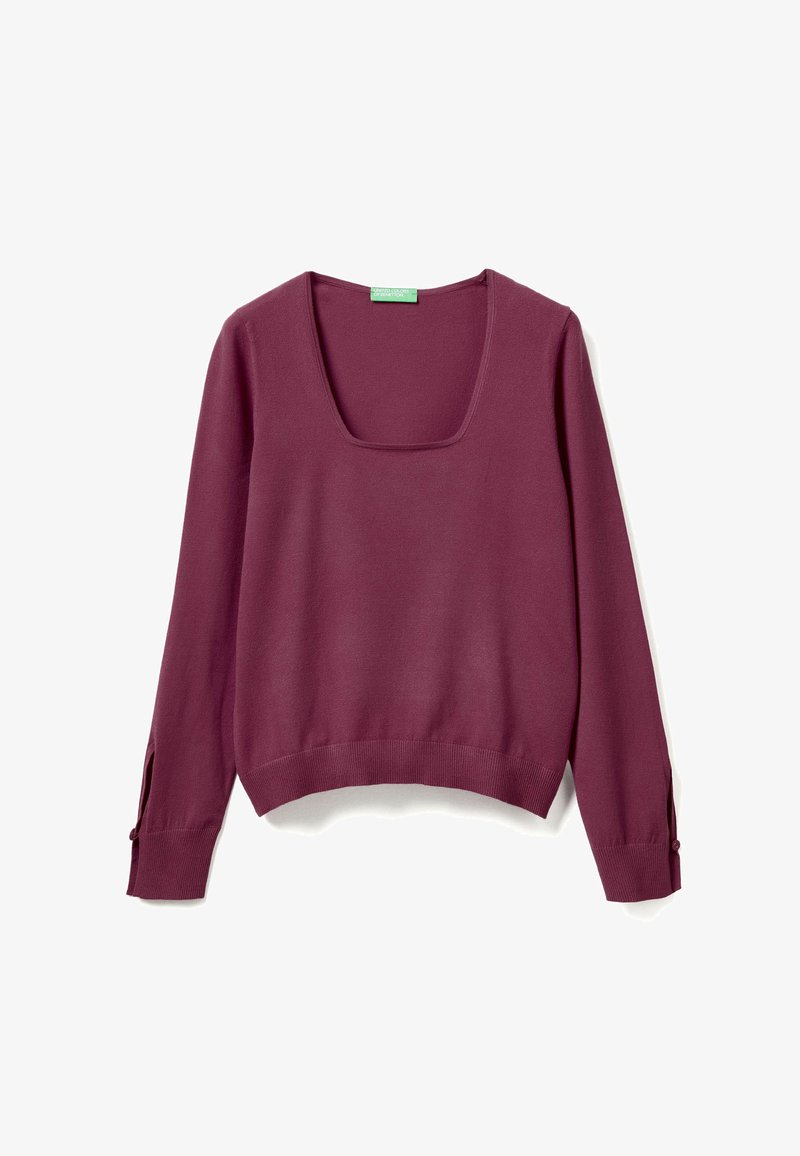 Pull bordeaux avec un col carré, des manches longues et des poignets côtelés. Le tissu est doux et a une texture lisse, avec des boutons au bas des manches.