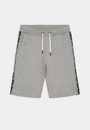 Grau gestrickte Shorts mit weißem Kordelzug, Fronttaschen und schwarzen Seitenstreifen mit weißem geometrischem Muster.