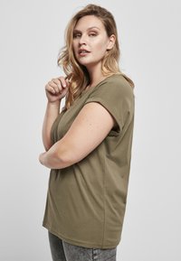 Urban Classics EXTENDED SHOULDER TEE - Pamata T-krekls - olive
