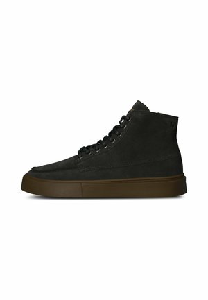 Zapatilla negra de ante con caña alta, cordones negros y suela de goma marrón, mostrada de lado sobre un fondo blanco.