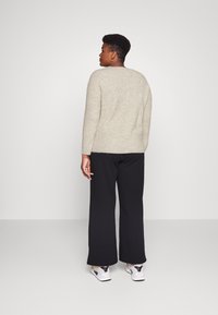 Vero Moda Curve VMCREWLEFILE V NECK BLOUSE - Sweter