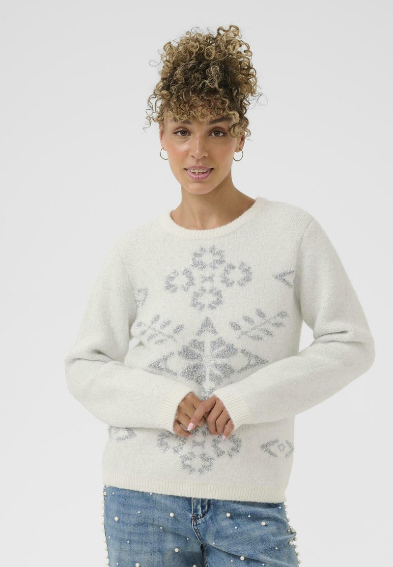 Pull gris clair avec un motif texturé et pailleté blanc, et un col rond. Il possède des manches longues et des poignets légèrement côtelés.