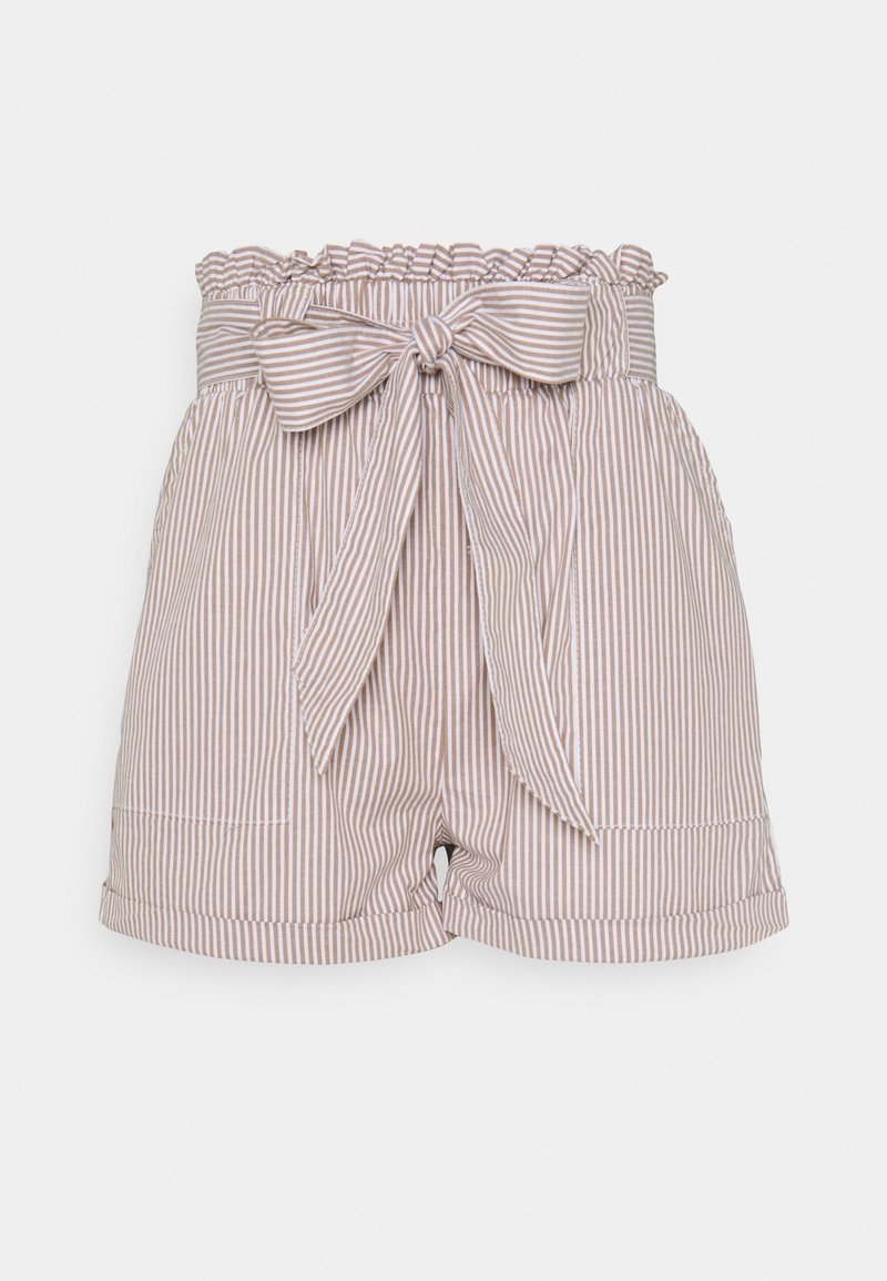Shorts rayés en brun clair et crème, avec une taille froncée et un lien, des poches latérales et des revers roulés. Texture de tissu doux.