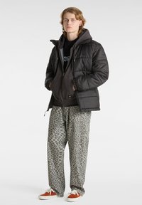 Vans HILLGATE PUFFER - Vinterjakker - black