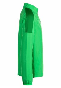 Giacca sportiva verde con colletto alto, maniche lunghe e dettagli in rete sulle spalle. Presenta un tessuto liscio e leggero.