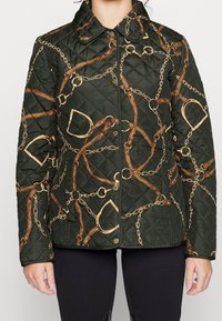 Quiltad grön jacka med ett mönster av bruna och gyllene kedjor, med klassisk krage och knappstängning fram.