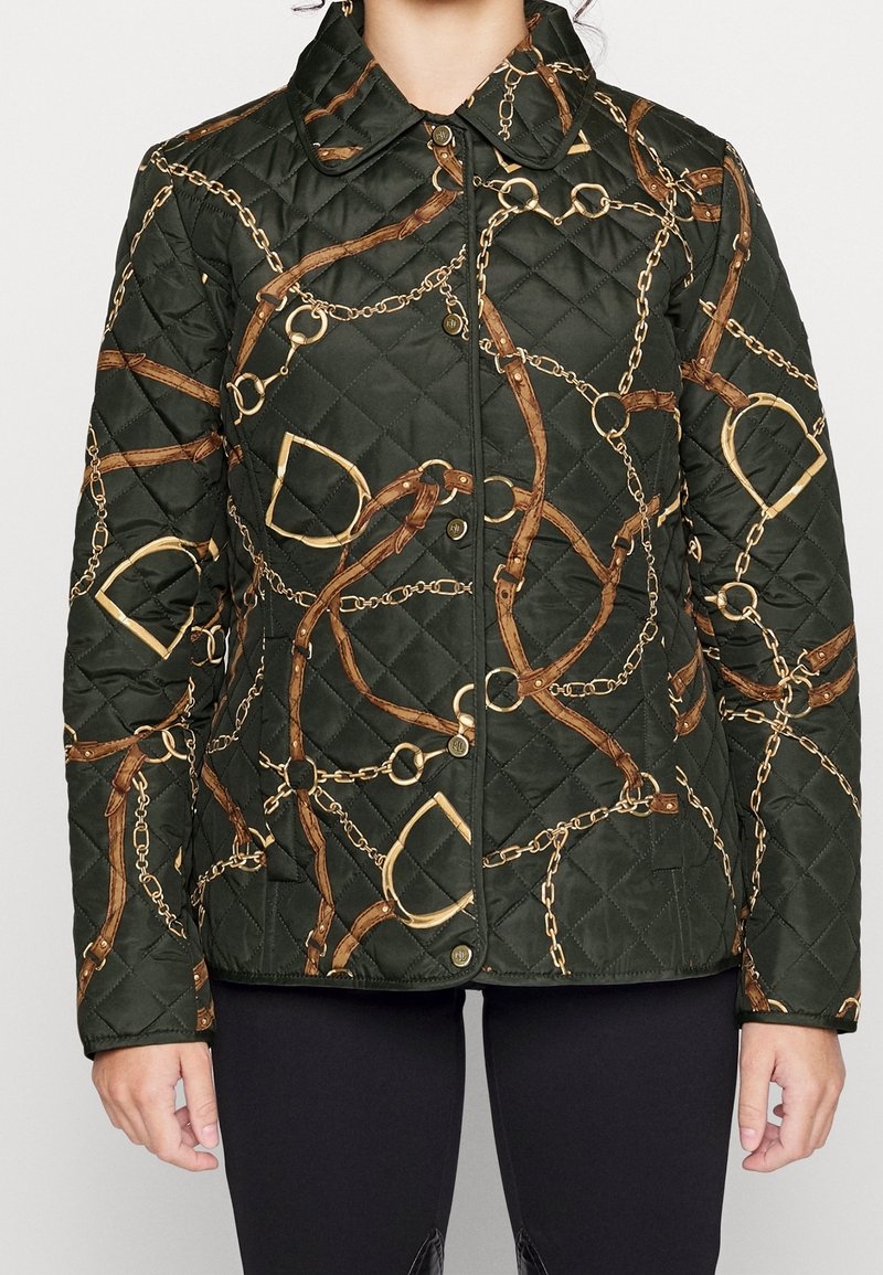Quiltad grön jacka med ett mönster av bruna och gyllene kedjor, med klassisk krage och knappstängning fram.