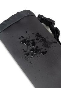 Schwarze wasserdichte Tasche mit strukturierten Oberflächen. Zeigt Wassertropfen auf dem Material, die die wasserdichten Eigenschaften demonstrieren.