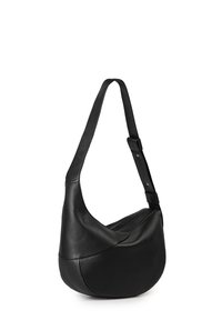 Borsa a spalla in pelle nera con design curvo, tracolla regolabile e chiusura con zip superiore. Texture liscia e senza dettagli hardware visibili.