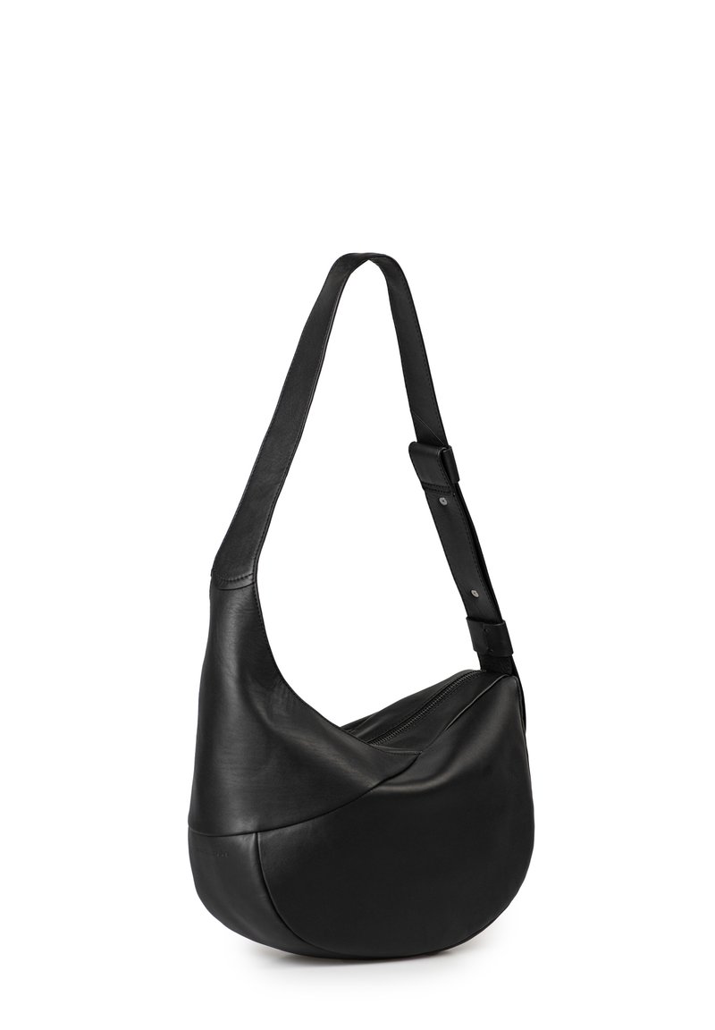 Borsa a spalla in pelle nera con design curvo, tracolla regolabile e chiusura con zip superiore. Texture liscia e senza dettagli hardware visibili.