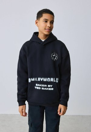 Must kapuutsiga pusa, valmistatud pehmest kangast, millel on valged graafilised tekstid "SMILEYWORLD" ja "BAKER BY TED BAKER" ees.