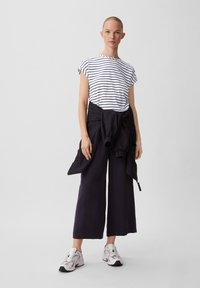 comma casual identity STREIFEN - T-shirt z nadrukiem
