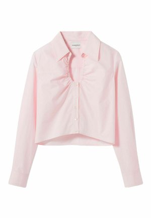 Blouse courte rose clair à manches longues avec col pointu, encolure en V froncée et fermeture boutonnée à l'avant.