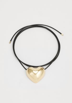 Collana in corda nera intrecciata con un pendente a cuore in oro lucido, caratterizzato da curve morbide e una finitura brillante.