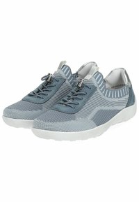 Scarpe sportive blu e grigie con tomaia in rete testurizzata, punta arrotondata, lacci elastici e suola bianca ammortizzata.