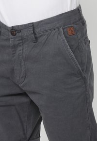Unausgewählt, gris   grey