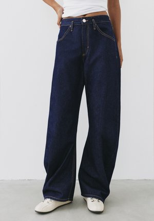 PULL&BEAR LOW-RISE BARREL - JEANS - Wide leg - dark blue