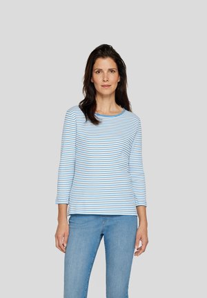 Gestreiftes langärmliges Oberteil in Hellblau und Weiß, mit rundem Ausschnitt und weichem Stoff. Trägt eine hellblaue Jeans.