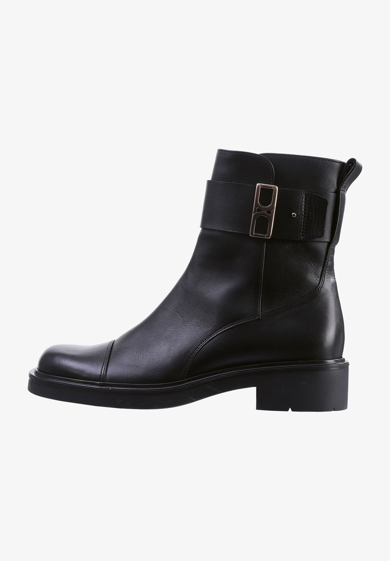 Schwarze Leder-Ankle-Boots mit runder Zehenpartie, breitem Knöchelriemen, metallischer Schnallen-Details und einer robusten flachen Gummisohle.