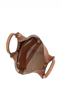 Braune Lederhandtasche mit weicher Textur, offenem Design, innenliegender Reißverschlusstasche und kontrastierend hellem Innenfutter. Kurze, angenähte Griffe.