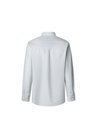 Gaiši zila garām piedurknēm krekliņš, izgatavots no mīksta auduma. Tam ir vertikālas baltas svītras, pogājama apkakle un pogas aproces.