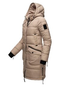 Cappotto imbottito beige con cappuccio, caratterizzato da un design trapuntato, chiusura frontale con zip, due tasche anteriori e dettagli neri sui polsini e sulle cuciture.